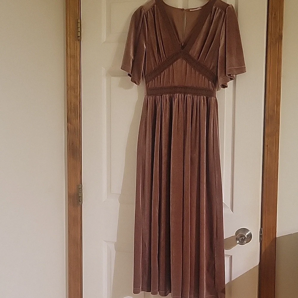 Velvet  Dress With Lace - Picture 4 of 7